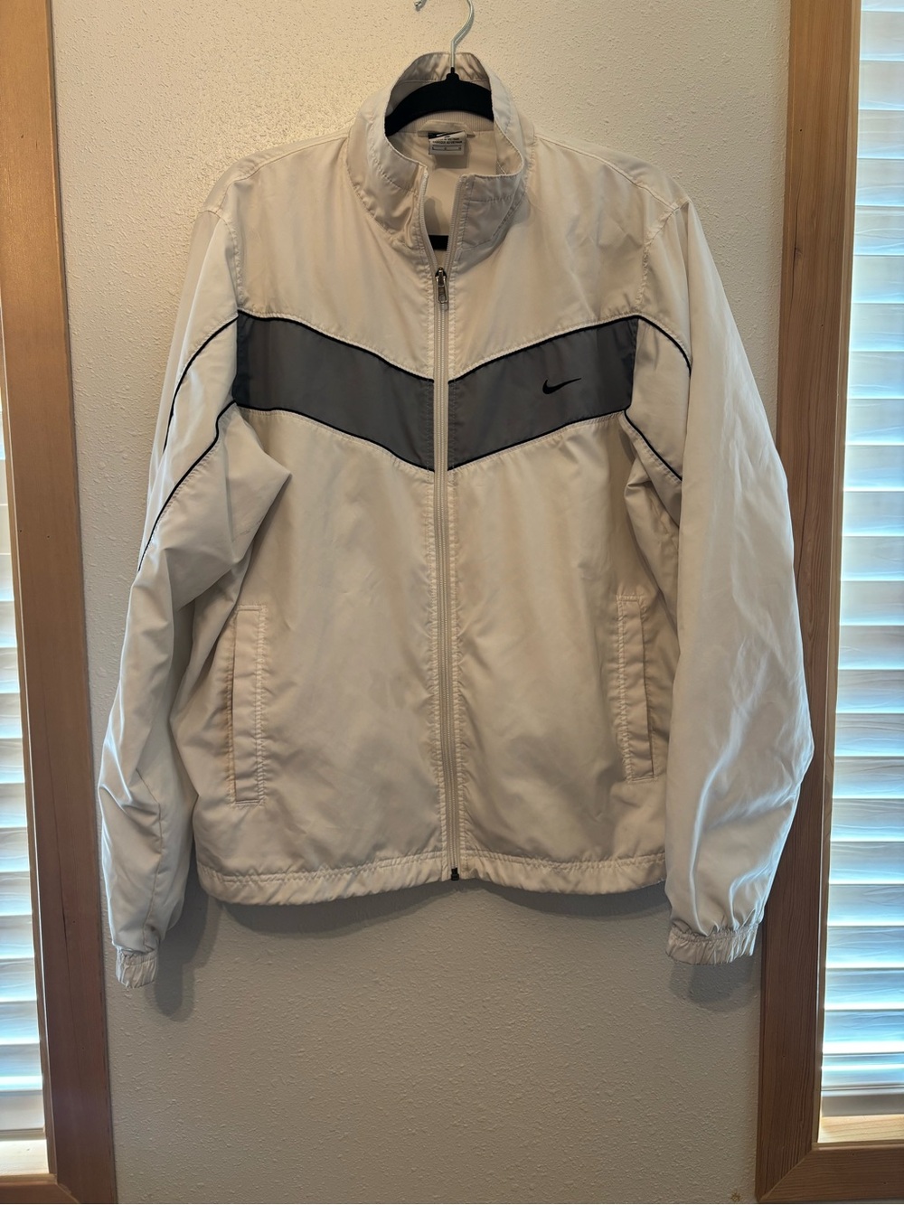 Nike Women's White Retro Windbreaker Jacket L
0114S